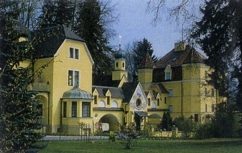 Neues-Schloss-Garatshausen-mit-Kapelle_web